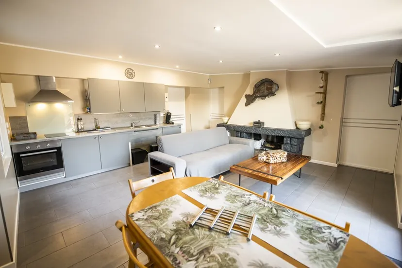 Maison rénovée en bord d’un étang dans un domaine insolite
