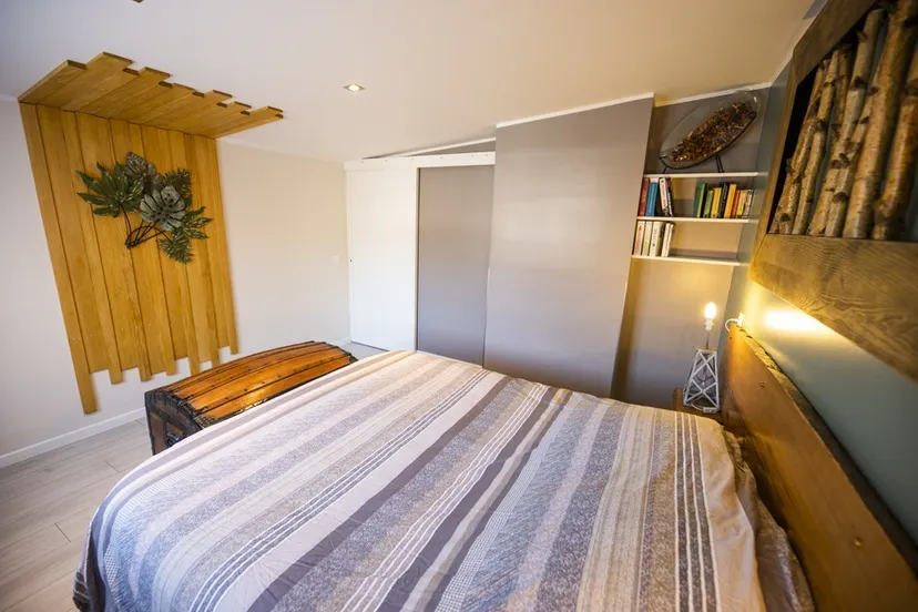 Maison rénovée en bord d’un étang dans un domaine insolite
