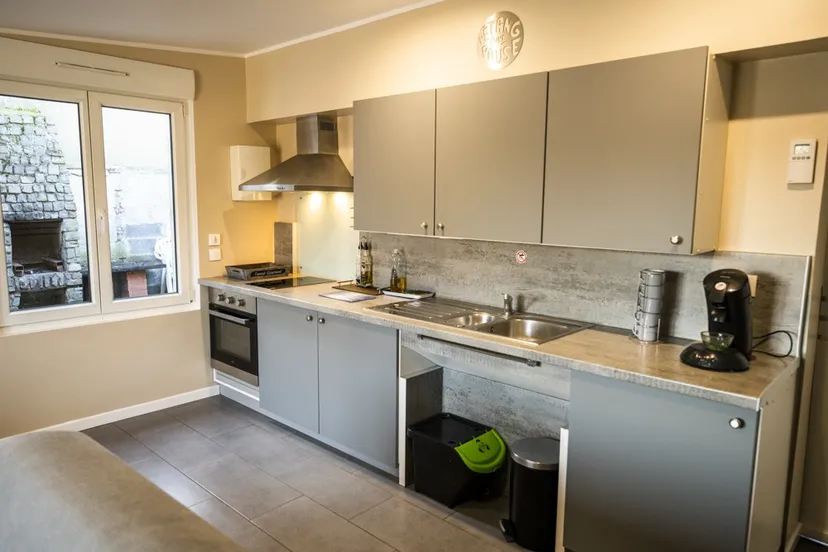 Maison rénovée en bord d’un étang dans un domaine insolite