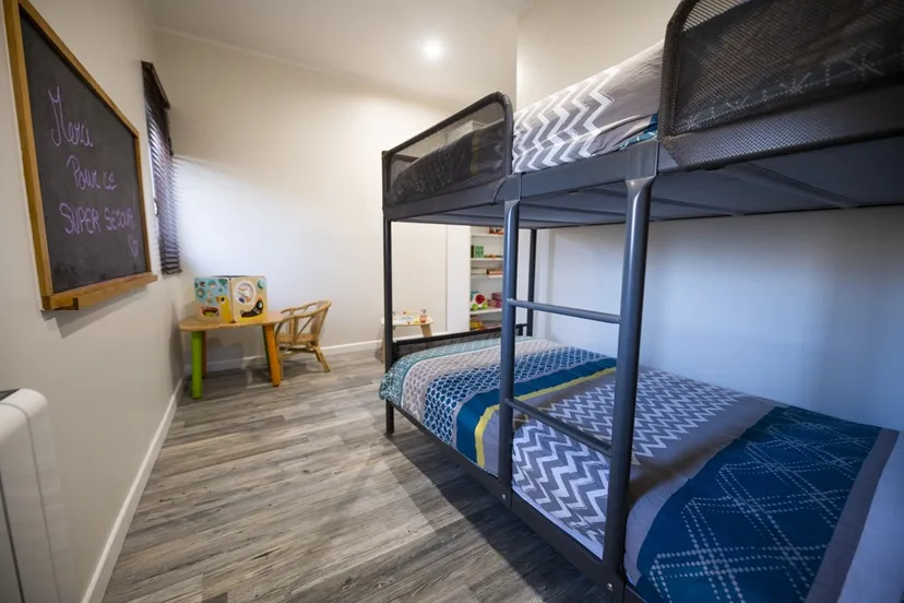 Maison rénovée en bord d’un étang dans un domaine insolite