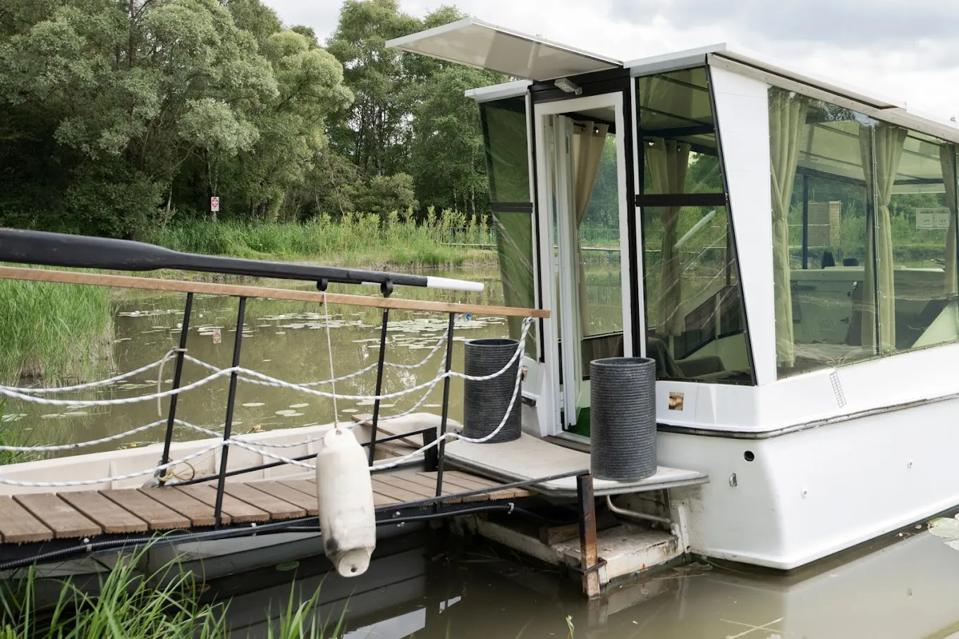 Une escapade insolite à bord d’un bateau au cœur de la nature