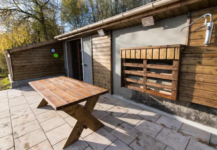 Maison rénovée en bord d’un étang dans un domaine insolite