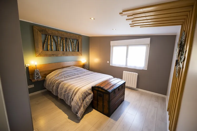 Maison rénovée en bord d’un étang dans un domaine insolite