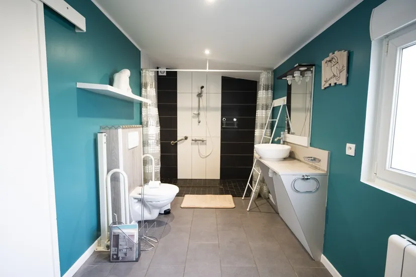 Maison rénovée en bord d’un étang dans un domaine insolite