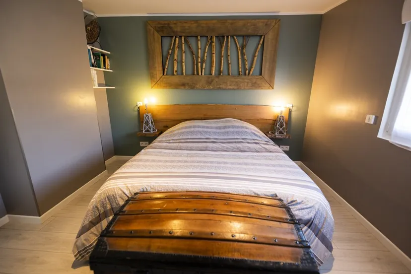 Maison rénovée en bord d’un étang dans un domaine insolite
