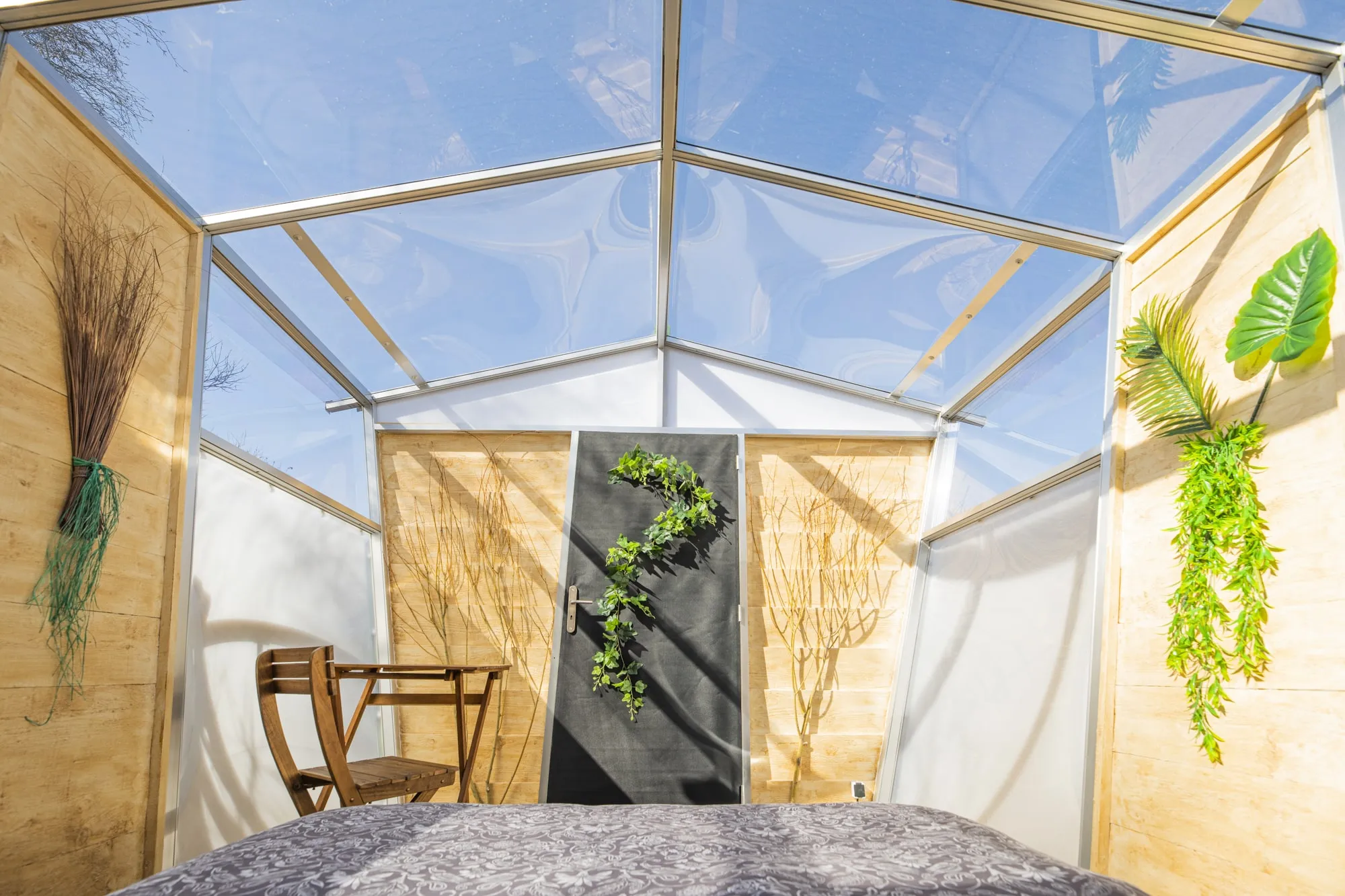 Cahute transparente au cœur de la nature avec étang