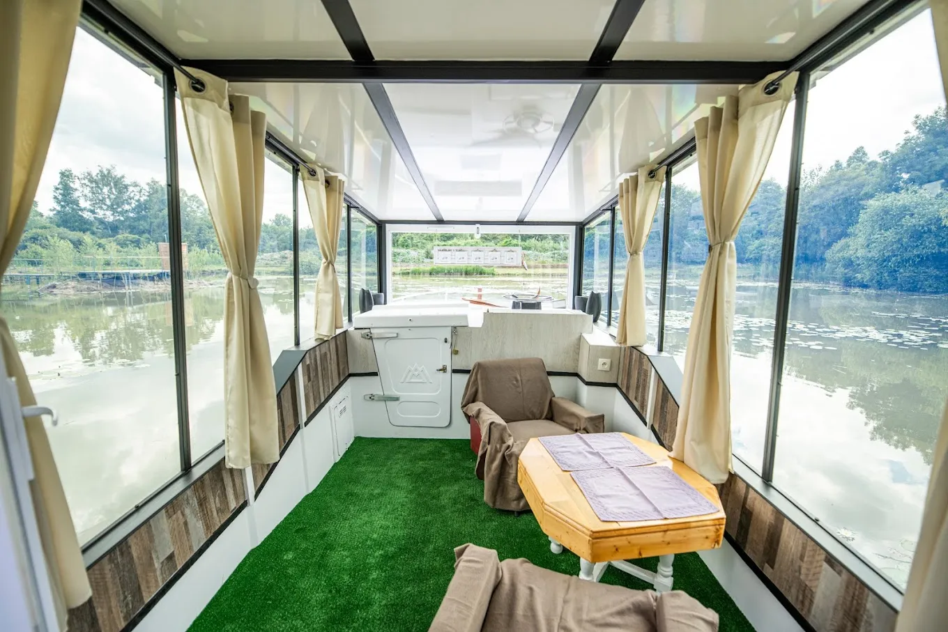 Une escapade insolite à bord d’un bateau au cœur de la nature