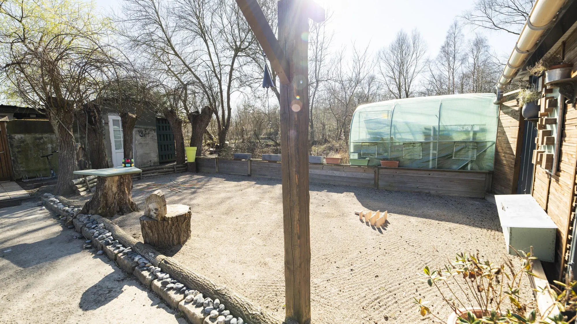 Maison rénovée en bord d’un étang dans un domaine insolite
