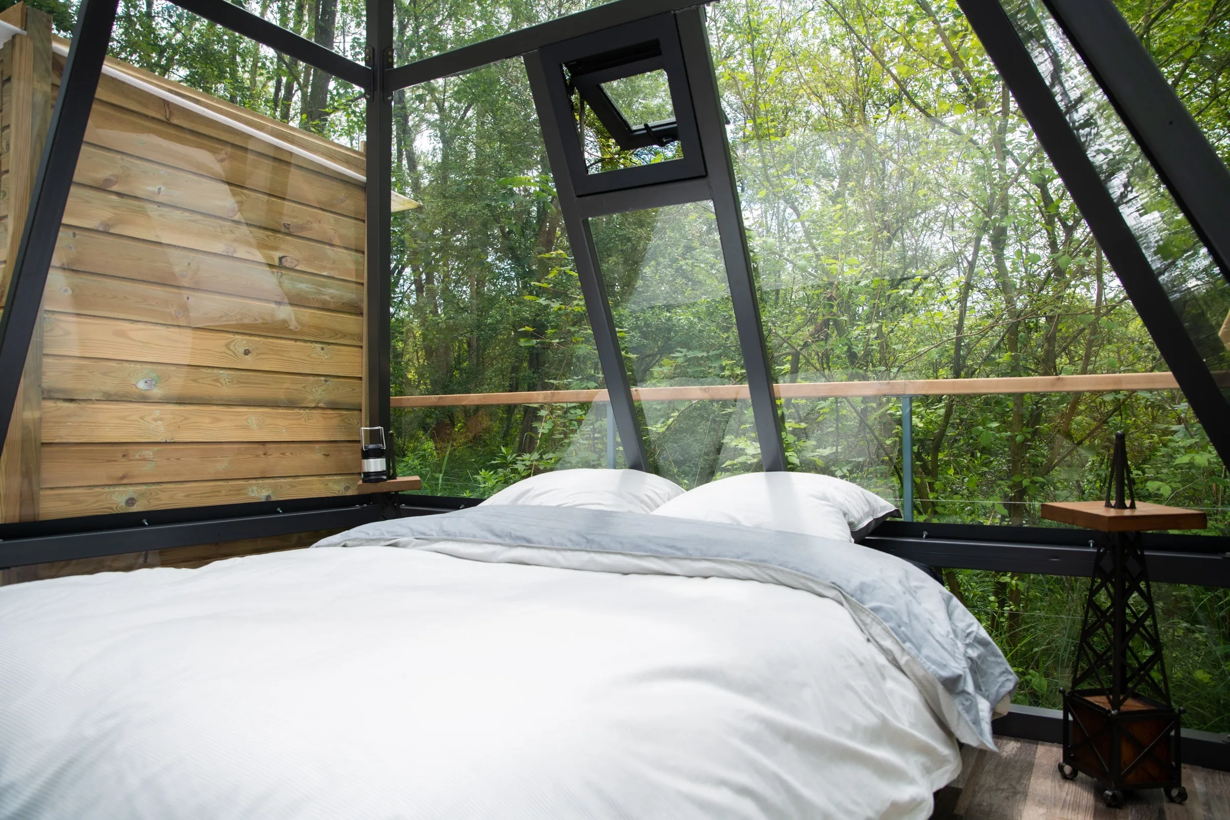 Pyramide transparente sous les étoiles