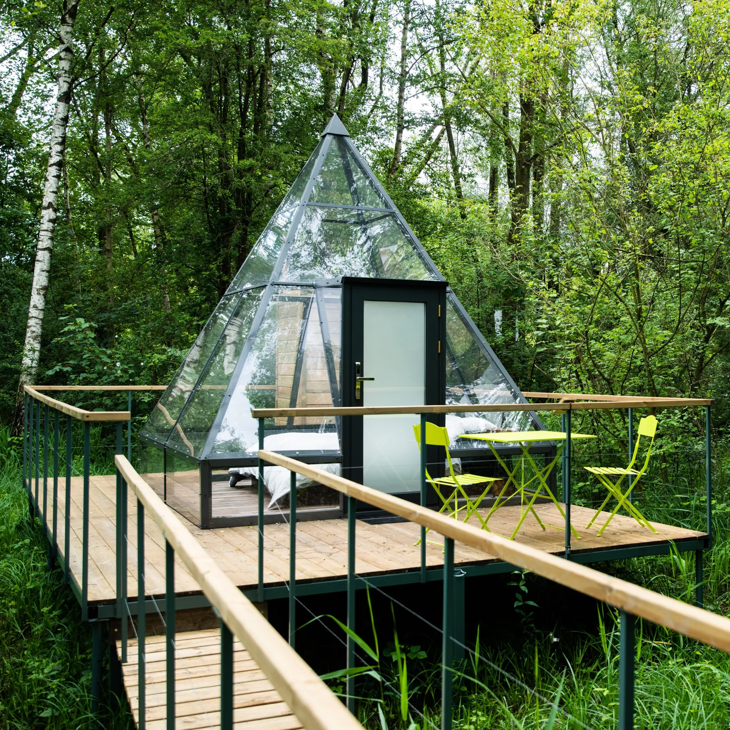 Pyramide transparente sous les étoiles