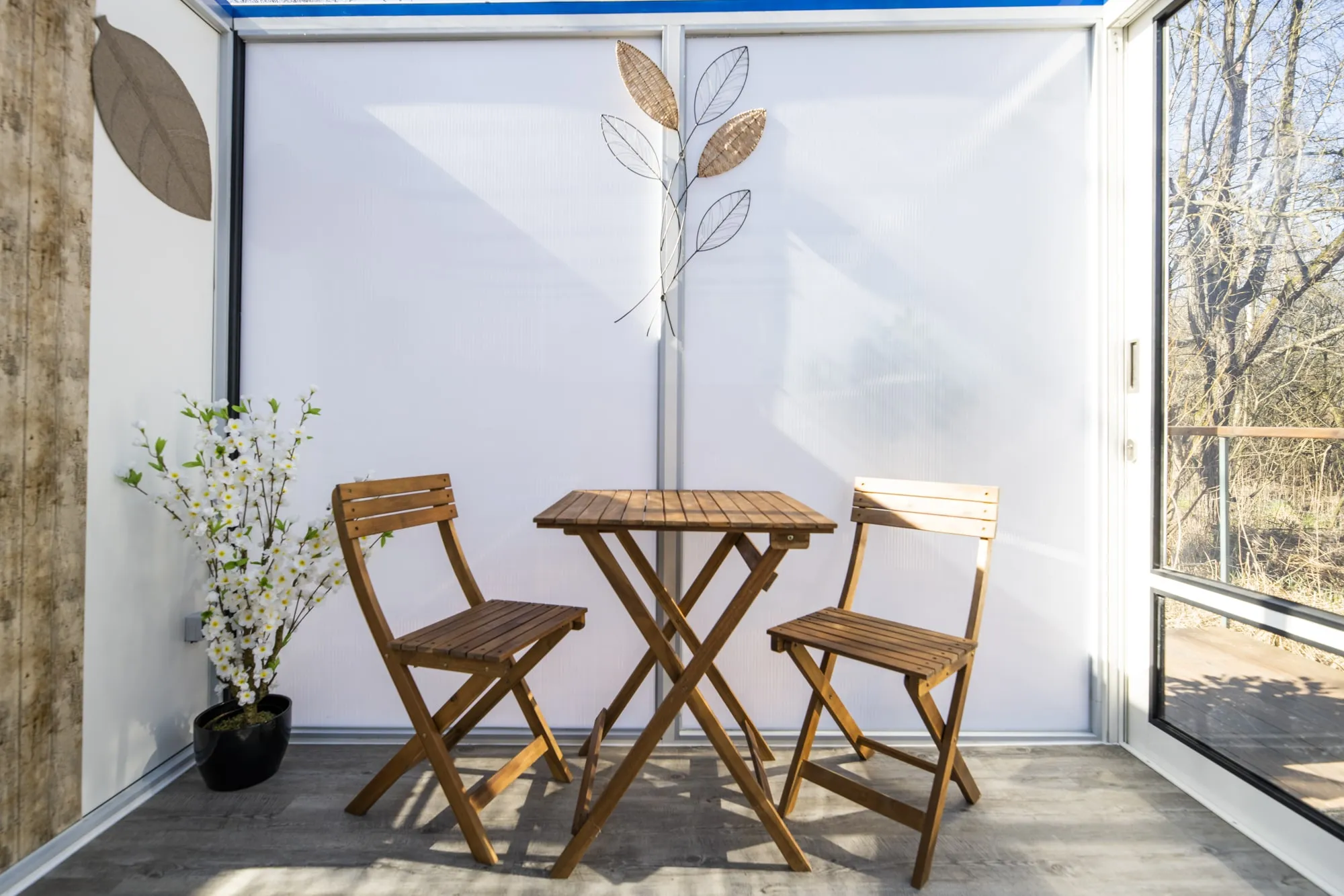 Cube transparent au cœur du sous-bois