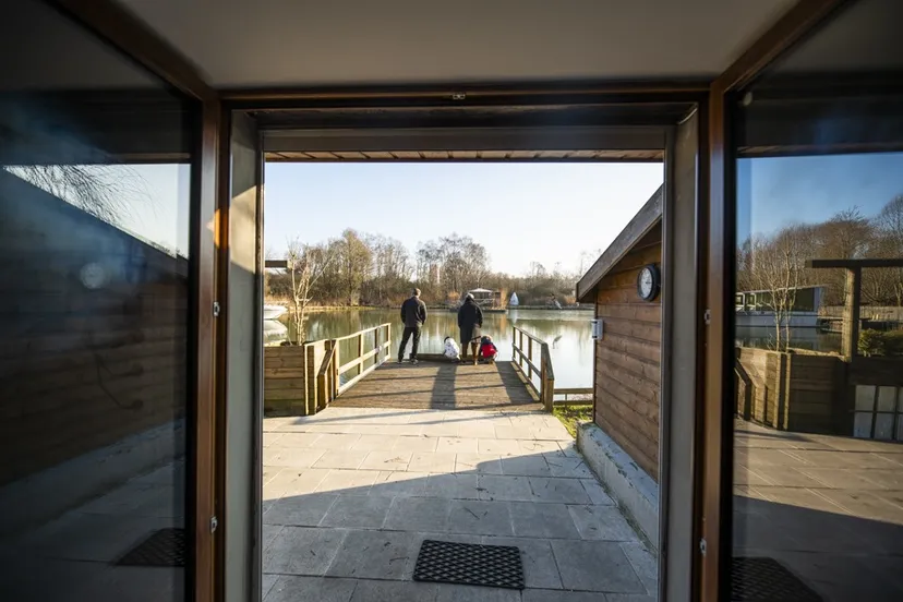 Maison rénovée en bord d’un étang dans un domaine insolite