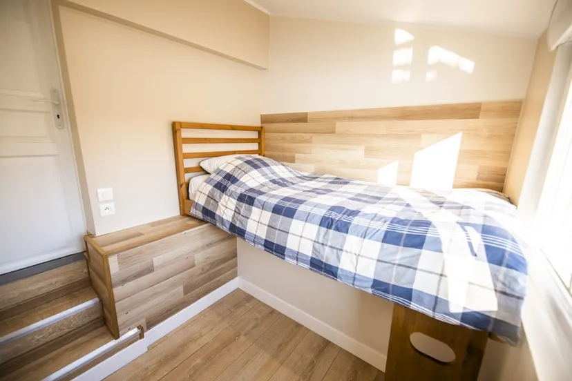 Maison rénovée en bord d’un étang dans un domaine insolite