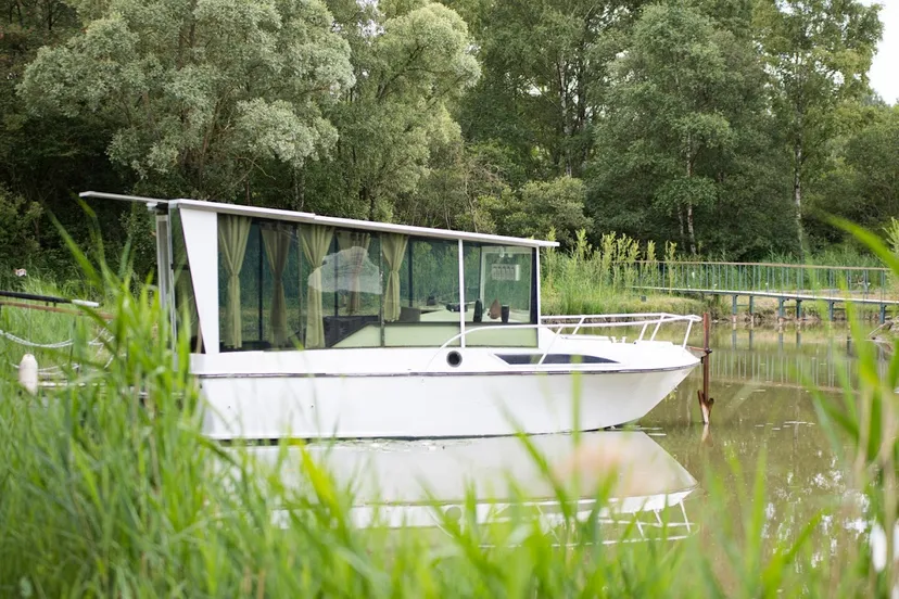 Une escapade insolite à bord d’un bateau au cœur de la nature