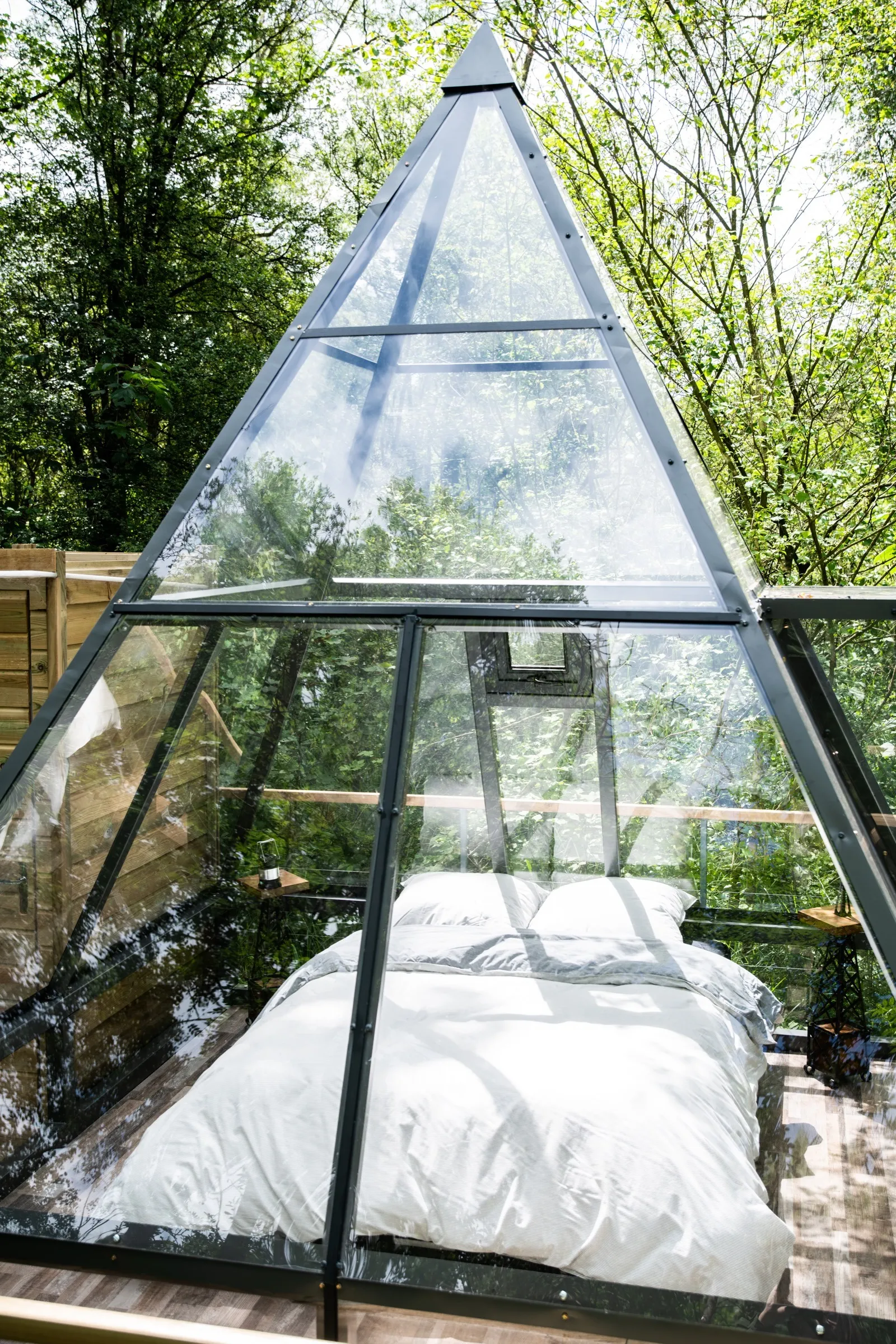 Pyramide transparente sous les étoiles