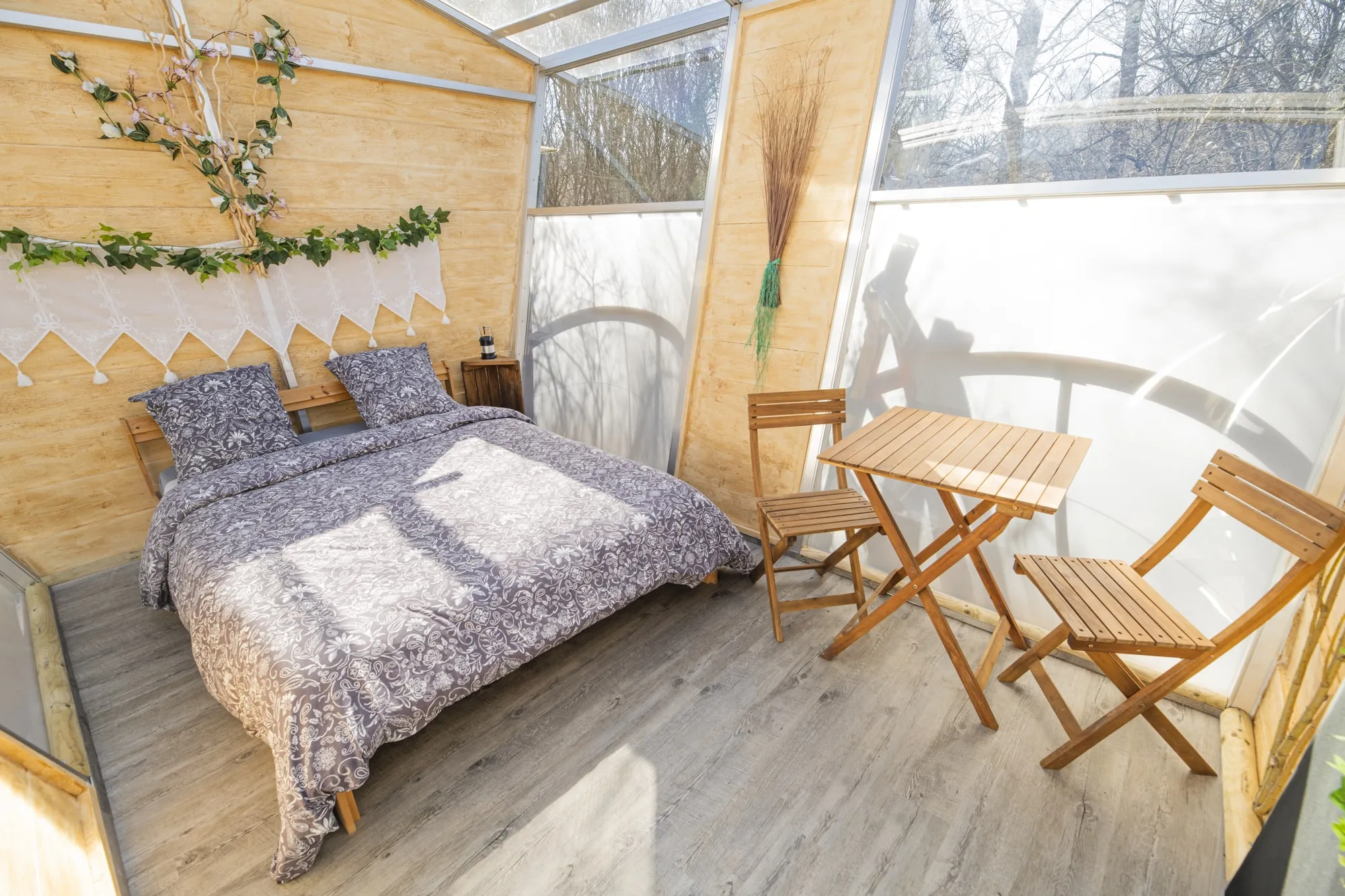 Cahute transparente au cœur de la nature avec étang