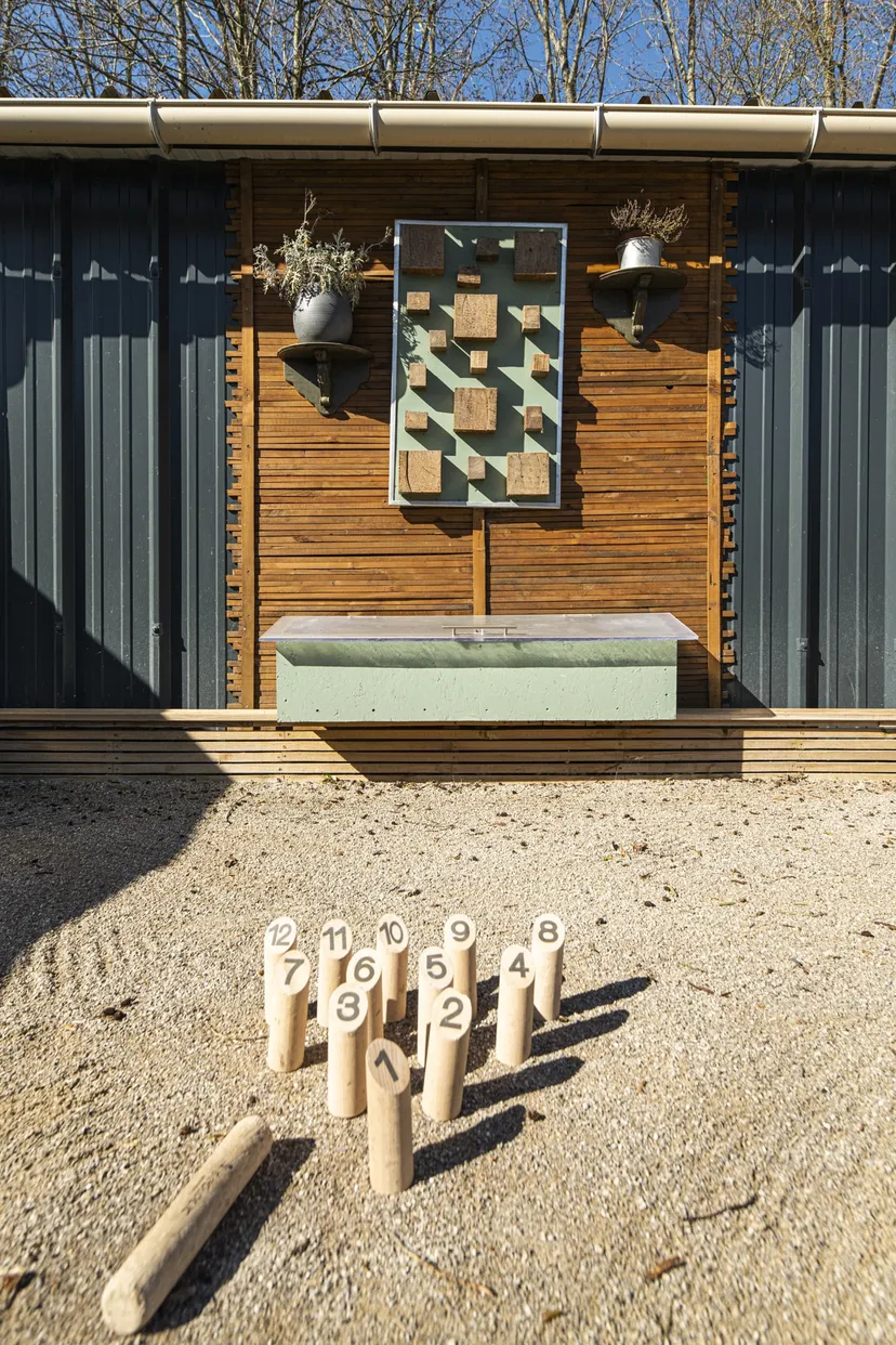Maison rénovée en bord d’un étang dans un domaine insolite