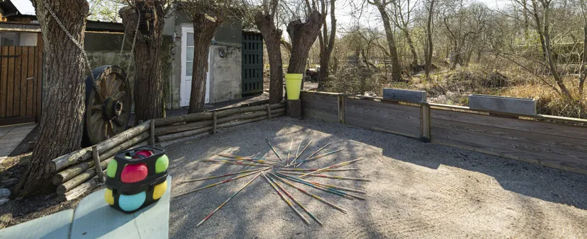 Maison rénovée en bord d’un étang dans un domaine insolite