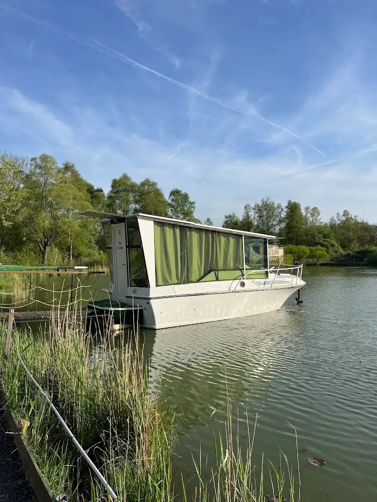 Une escapade insolite à bord d’un bateau au cœur de la nature