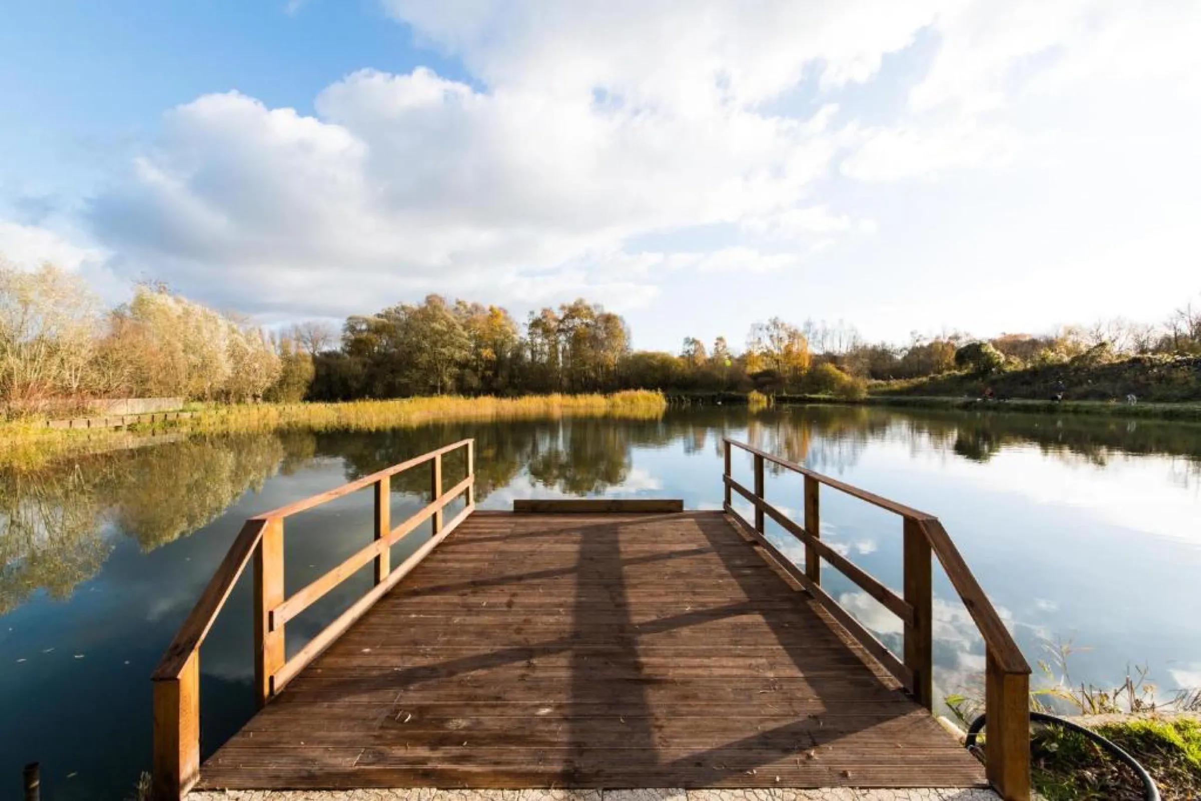 Maison rénovée en bord d’un étang dans un domaine insolite