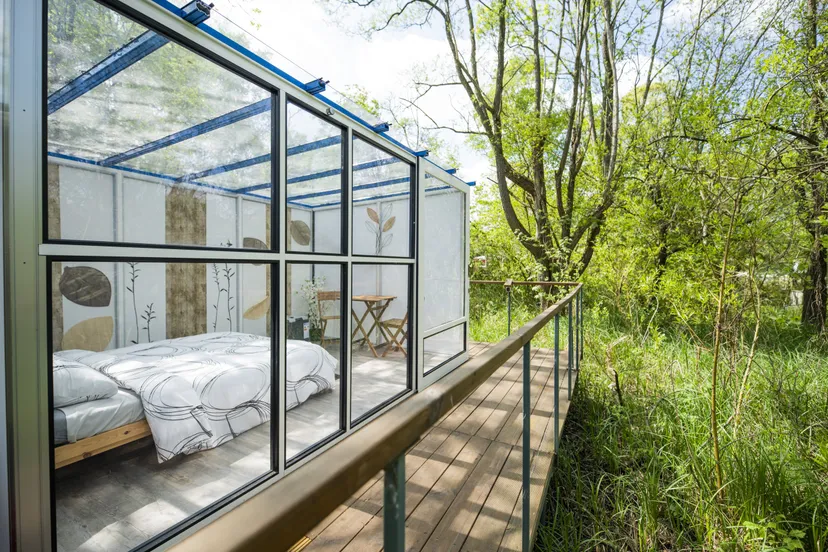 Cube transparent au cœur du sous-bois