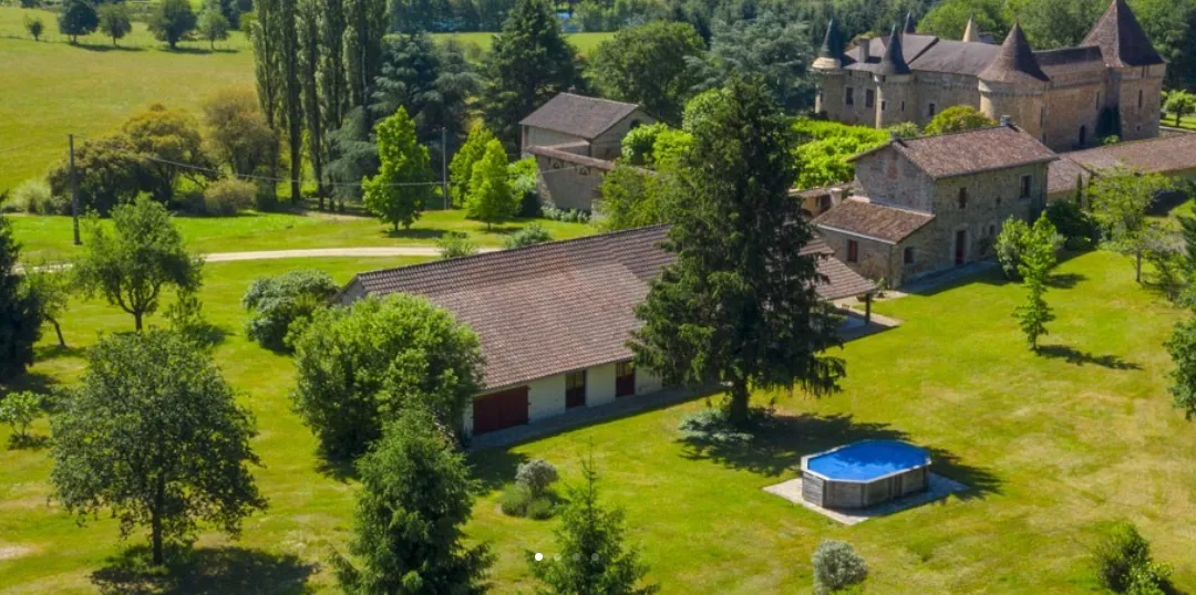 Étangs et logement en Dordogne au bord d’un château - 6 personnes