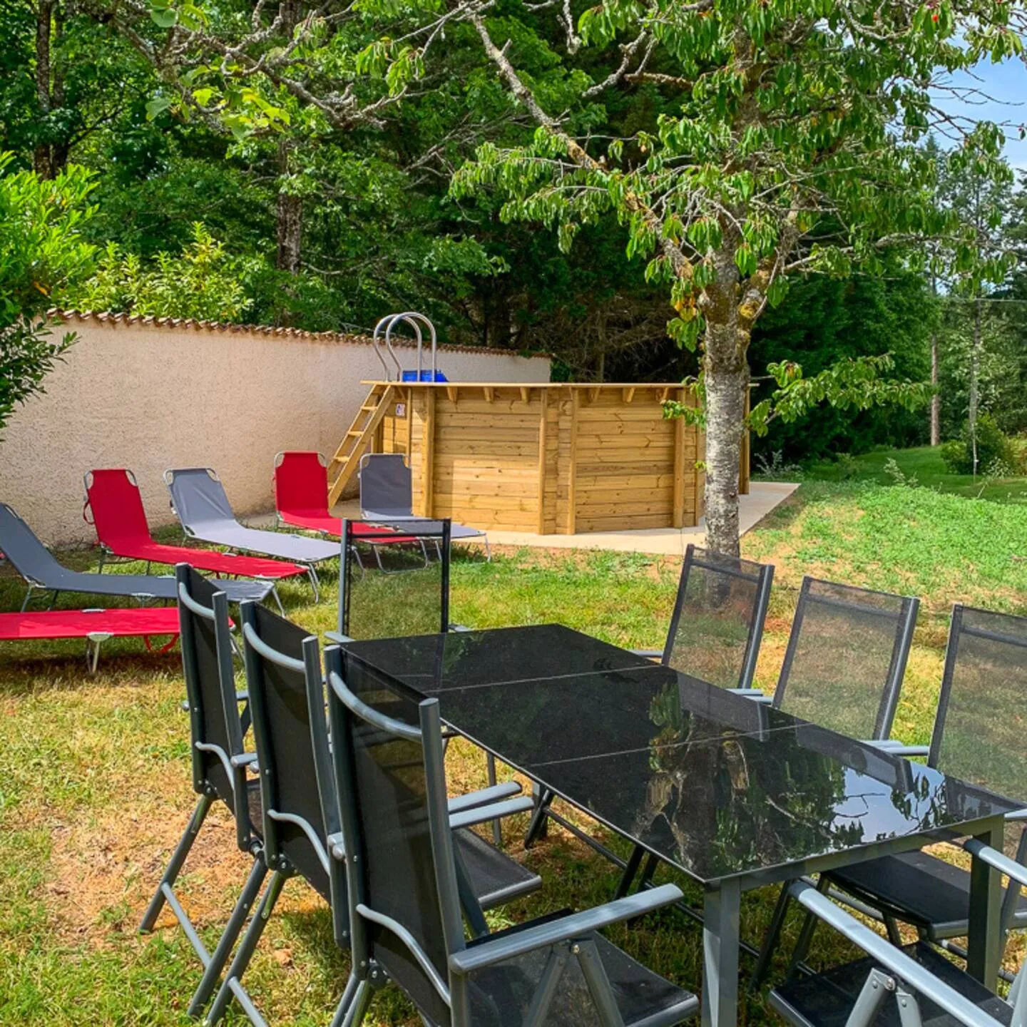 Gîte 8 personnes en Dordogne au bord d'un château avec ses étangs et sa piscine