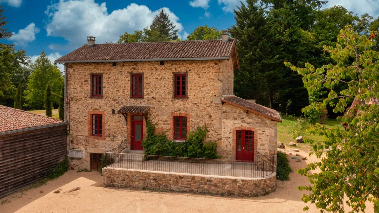 Gîte 8 personnes en Dordogne au bord d'un château avec ses étangs et sa piscine