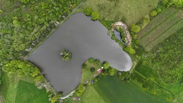Étang privé de 2,8 hectares avec île – Séjour pêche exclusif en Creuse