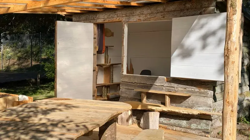 Cabane au bord d’un étang de pêche en pleine forêt
