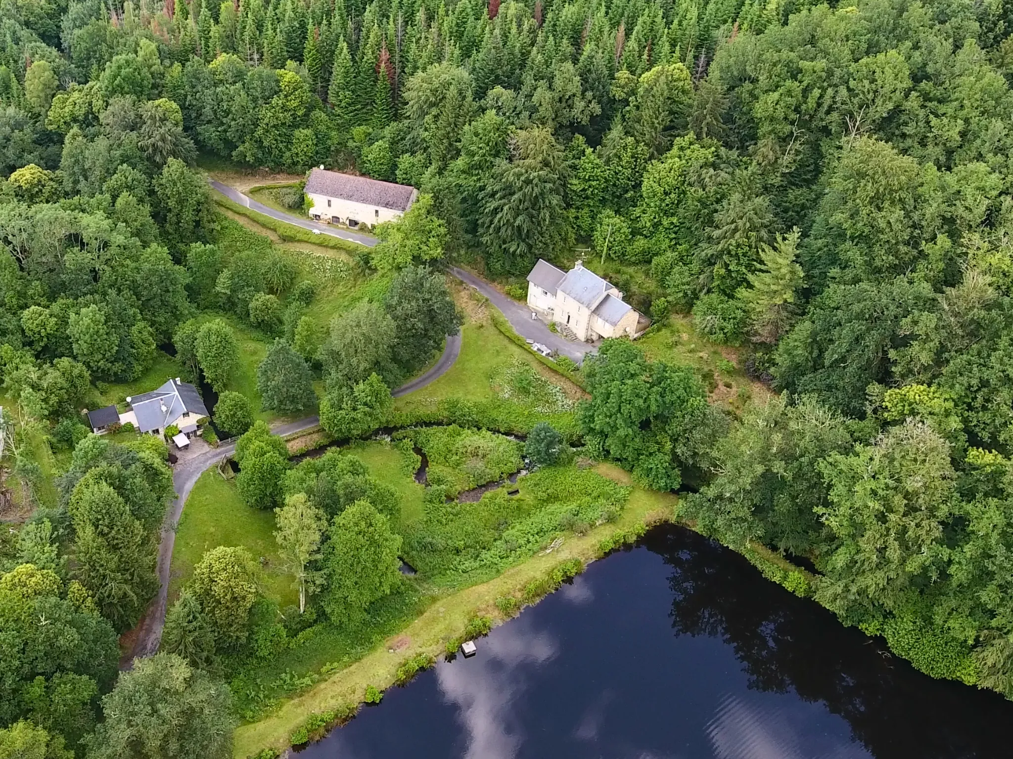 Studio in the heart of nature with access to a pond