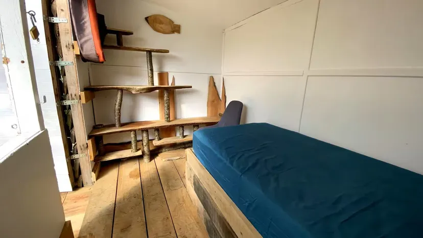Cabane au bord d’un étang de pêche en pleine forêt