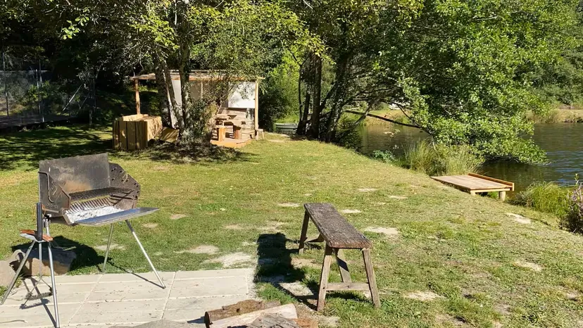 Cabane au bord d’un étang de pêche en pleine forêt