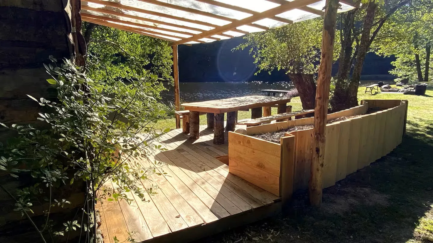 Cabane au bord d’un étang de pêche en pleine forêt