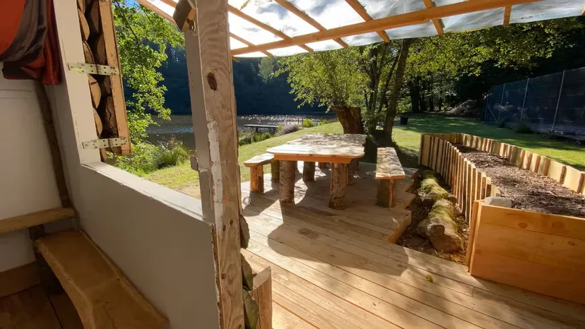 Cabane au bord d’un étang de pêche en pleine forêt