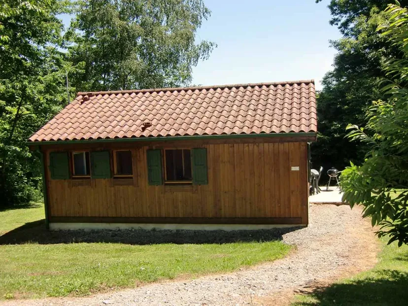 Pêche au cœur du Cantal sur étang sauvage avec chalet