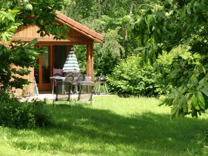 Pêche au cœur du Cantal sur étang sauvage avec chalet