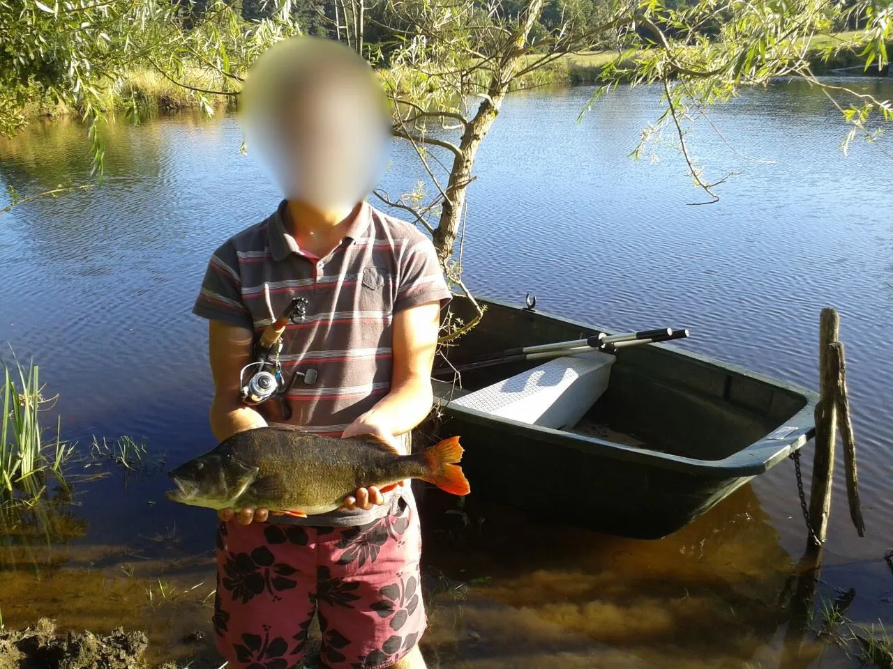 Pêche au cœur du Cantal sur étang sauvage avec chalet