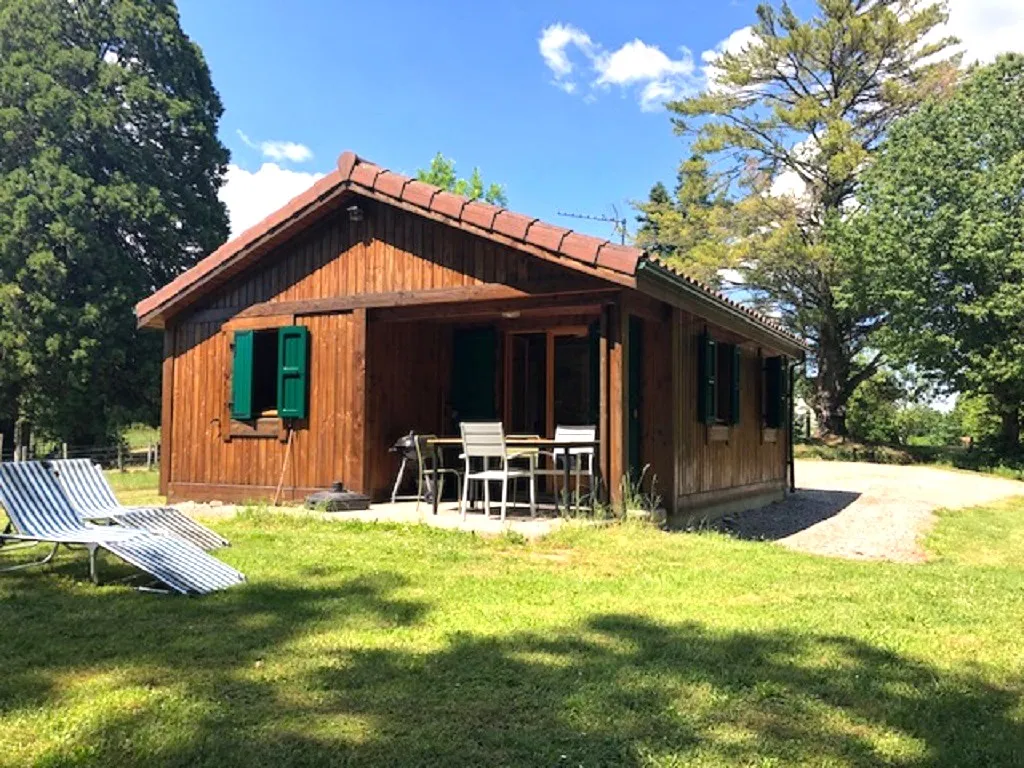 Pêche au cœur du Cantal sur étang sauvage avec chalet