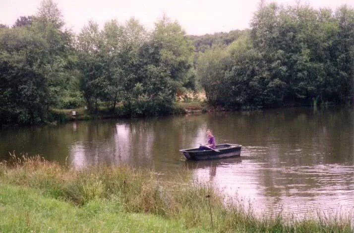 Pêche familial sur étang sauvage avec chalets au cœur du Cantal