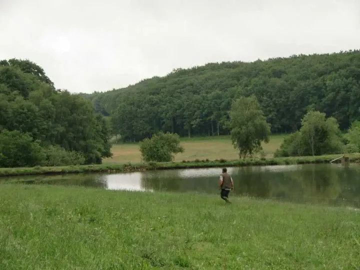 Pêche familial sur étang sauvage avec chalets au cœur du Cantal