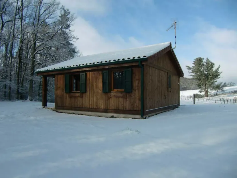 Pêche familial sur étang sauvage avec chalets au cœur du Cantal