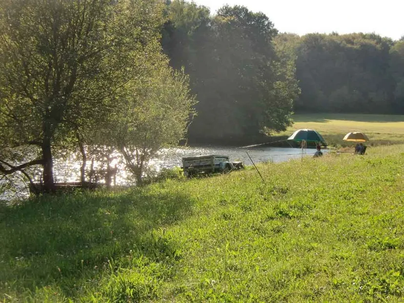 Pêche familial sur étang sauvage avec chalets au cœur du Cantal