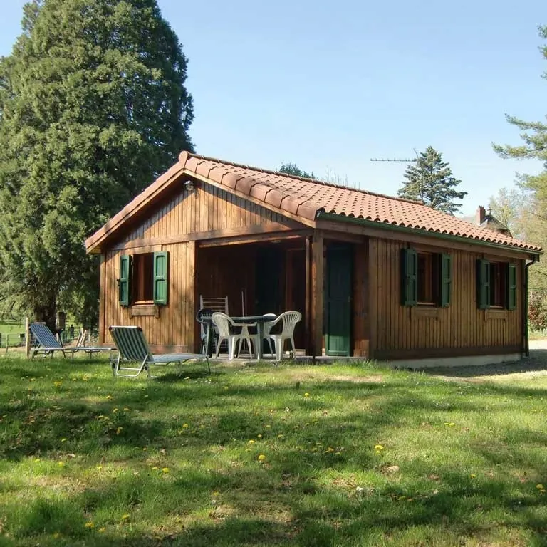 Pêche familial sur étang sauvage avec chalets au cœur du Cantal
