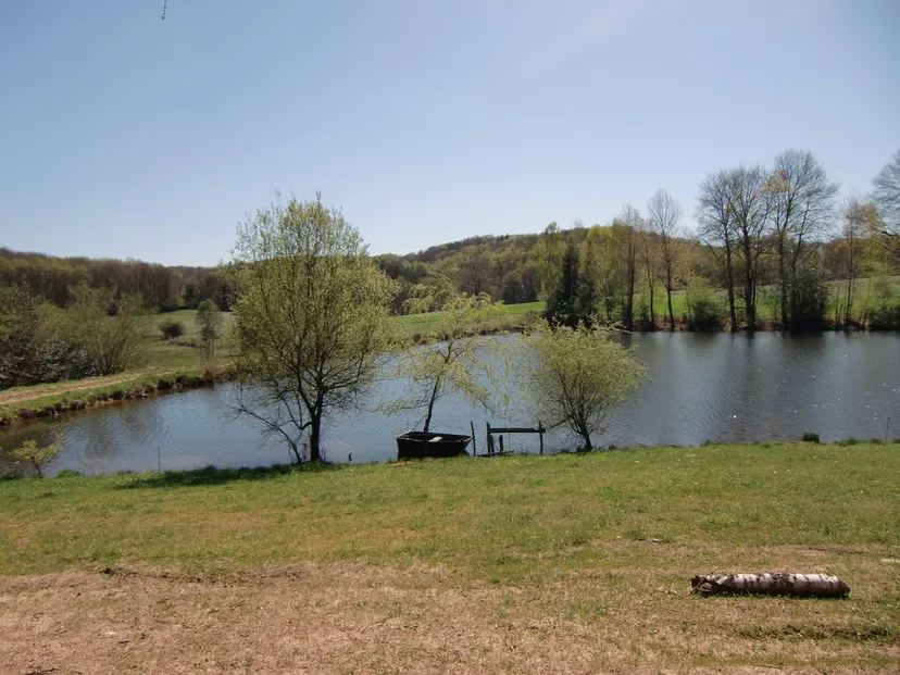 Privatisation de 2 châlets et de l'étang pour une pêche d’exception avec chalets au cœur du Cantal