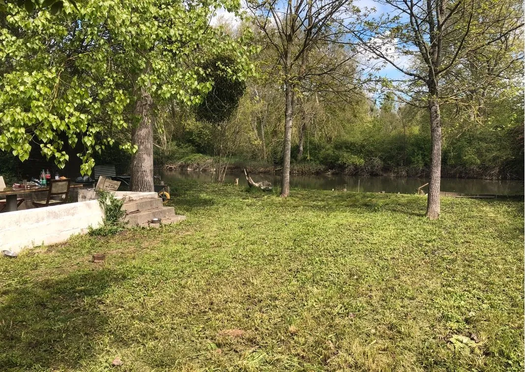Pêche en eau libre bord de rivière – Camping et cadre naturel
