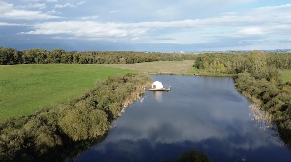 Dome on stilts on the edge of the water in Lorraine – Fishing no kill on a private pond 6.18 ac