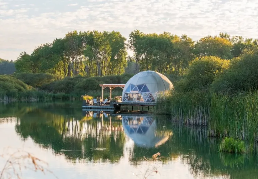 Dome on stilts on the edge of the water in Lorraine – Fishing no kill on a private pond 6.18 ac