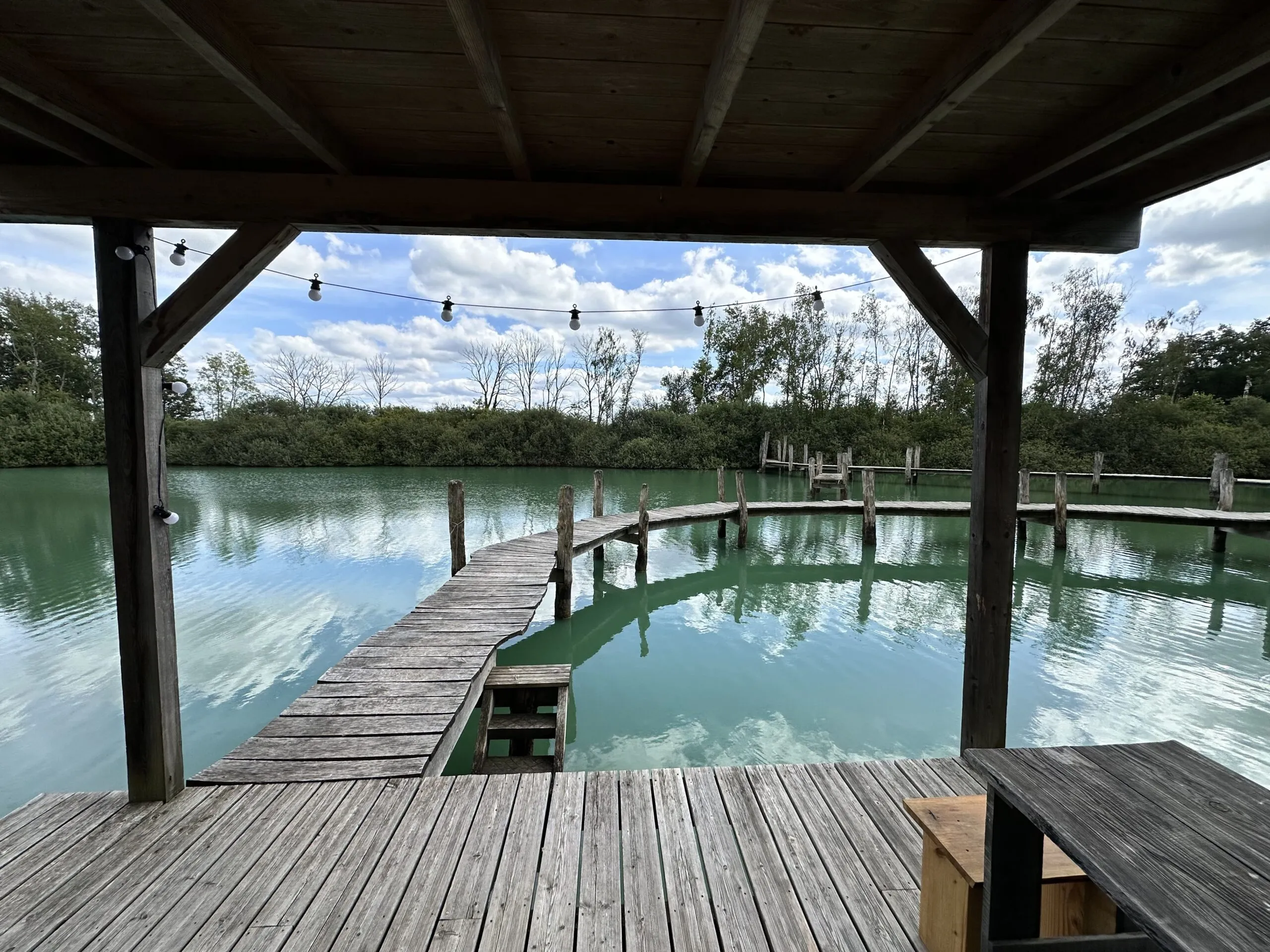 Ponton sur l'eau en Lorraine– Gîte sur étang avec ponton et pêche no kill sur 2.5 hectares