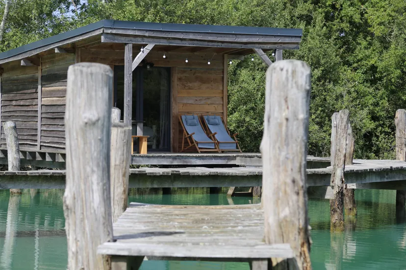 Ponton sur l'eau en Lorraine– Gîte sur étang avec ponton et pêche no kill sur 2.5 hectares
